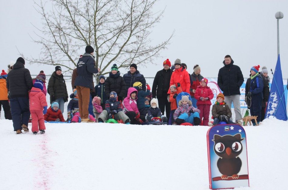 Antroje sniego šventėje tradicines rungtis paįvairino sniego tinklinis