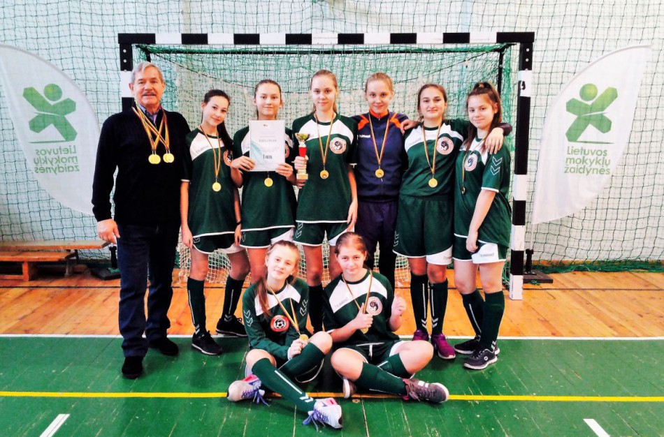 Jonavos „Neries“ pagrindinės mokyklos mergaičių futbolo komanda – viena pajėgiausių respublikoje