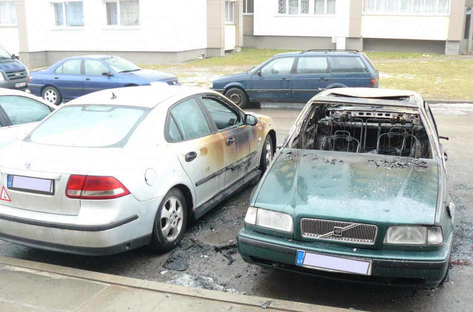 Naktį sudegė vienas automobilis, šalia stovėję kiti du – apdegė