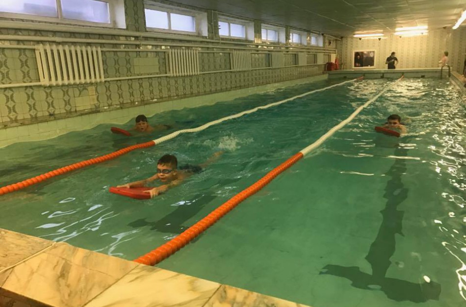 Baseine nestipriai susižeidė mergaitė, specialistai sako, kad baseino renovacijos laukiama šiais metais  