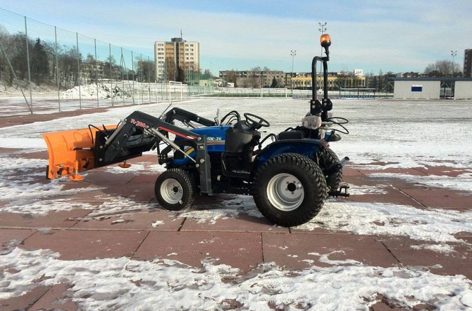 Stadiono priežiūrai – naujas traktorius iš Indijos