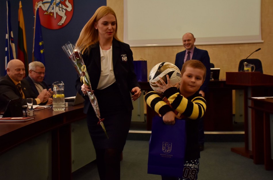 Jonavos savivaldybės tarybos posėdyje pagerbtas sąmonę praradusiam tėvui padėjęs mažametis