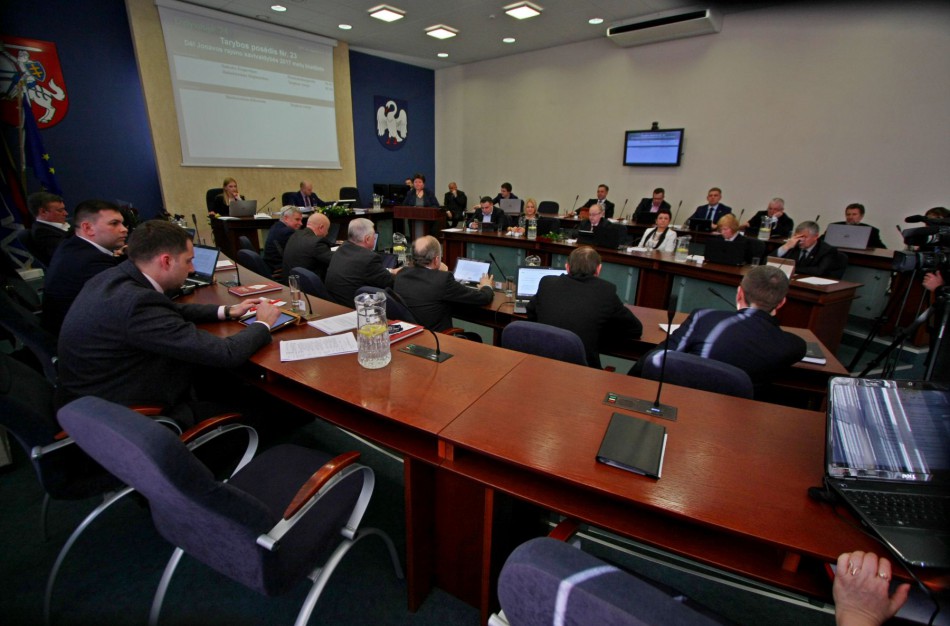 Tarybos posėdyje - diskusijos dėl naujo Jonavos baseino, mokymo įstaigų maitinimo bei narkotikų
