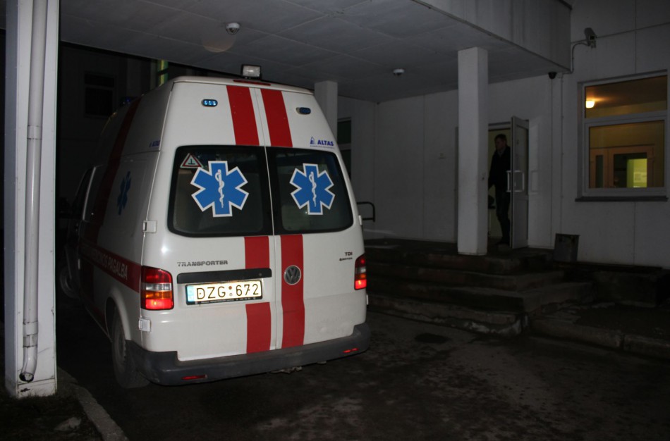 Rukloje peiliu sužaloti du kariai