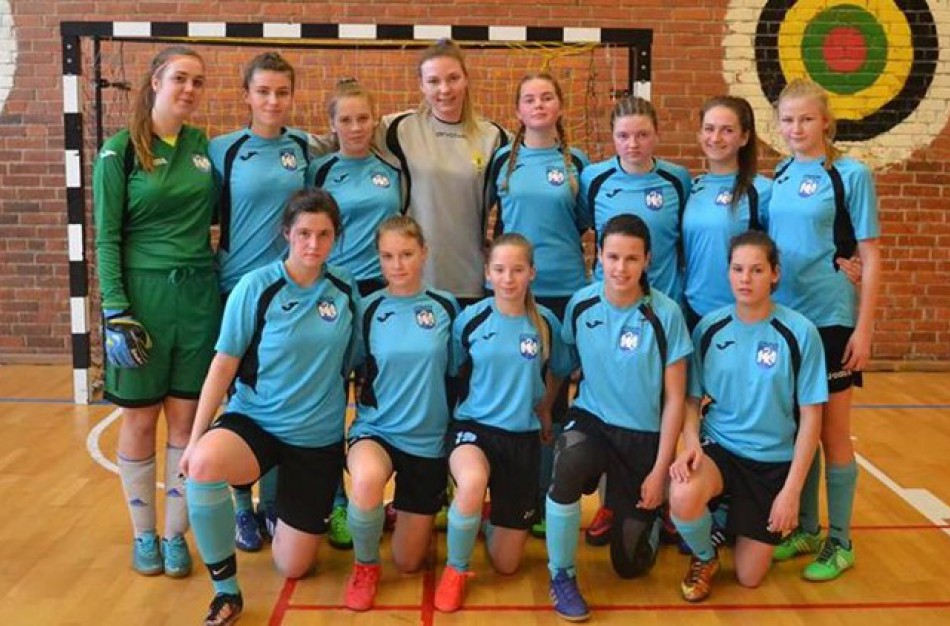 Jonavos futbolininkės su varžovėmis pasidalino po pergalę ir pralaimėjimą