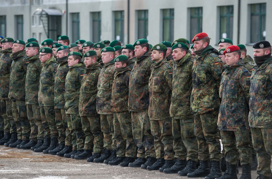 Provokacijos prieš NATO karius: išprievartauta nepilnametė, NATO karių sutikimo ceremonija - pavojinga