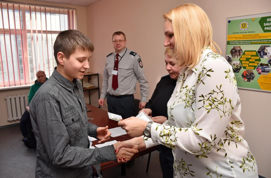 Jonavoje viešąja tvarka rūpinsis ir jaunieji policijos rėmėjai