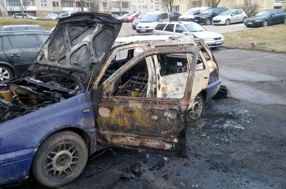 Atvykę raminti triukšmadarių, policijos pareigūnai išvydo degančius automobilius