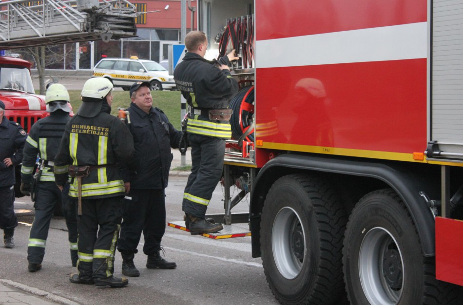 Dėl triukšmo bute laužė duris, iš namų dėl nesaugios aplinkos išvežti du mažamečiai