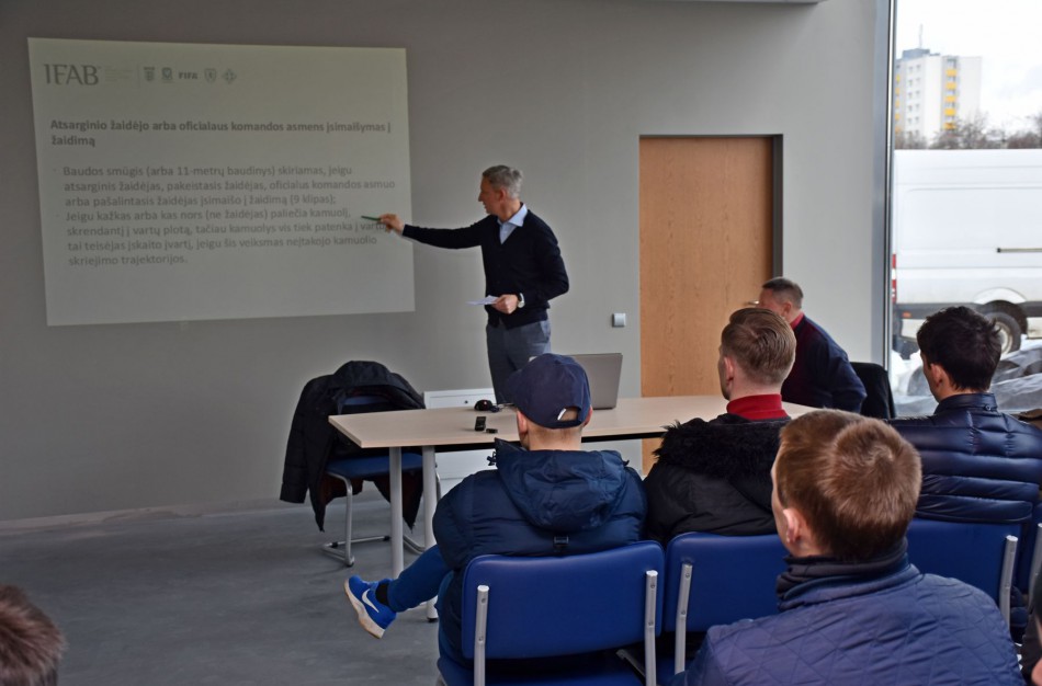 Naujos futbolo taisyklės pristatytos FK „Jonava“ treneriams ir žaidėjams