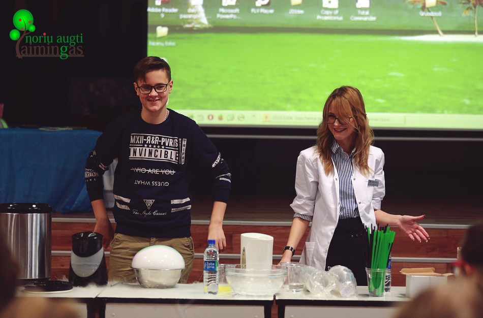 Vaikai netradiciniu būdu susipažino su chemija: arbatos puodelis su sausuoju ledu