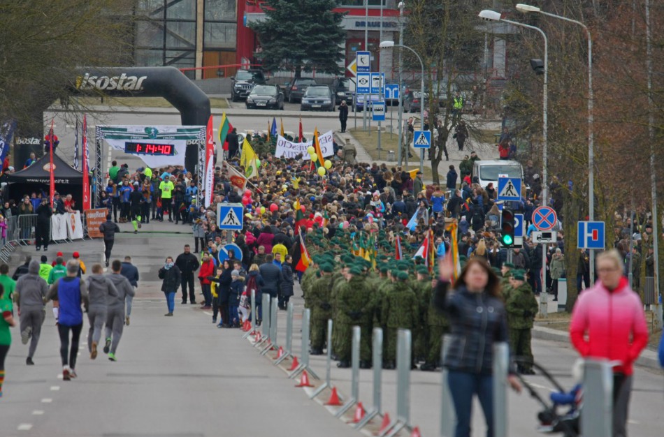 Tradicinio bėgimo atomazgoje – patriotiška eisena