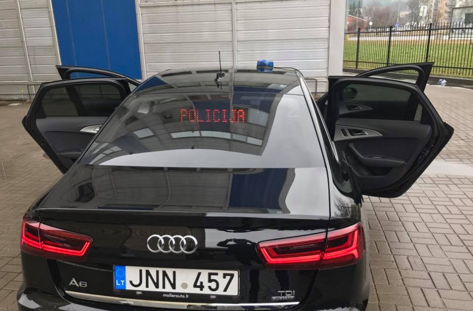 Naujasis nežymėtas policijos automobilis gali pasiekti 300 kilometrų per valandą greitį
