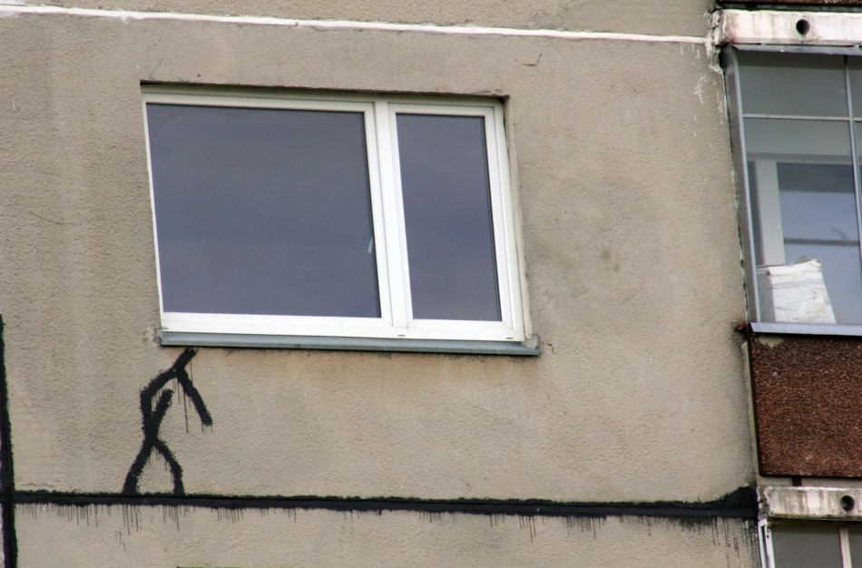 Girti paaugliai  linksminosi daužydami langus