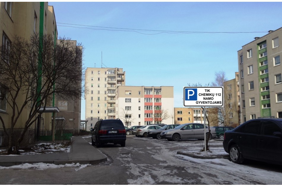 Dviejų daugiabučių gyventojai prašo spręsti problemas dėl automobilių parkavimo
