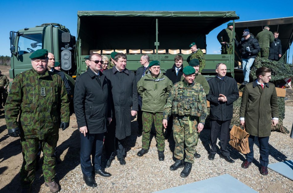 Ministras Pirmininkas, krašto apsaugos ministras ir kariuomenės vadas Rukloje stebėjo NATO kovinės grupės ir Lietuvos karių pratybas