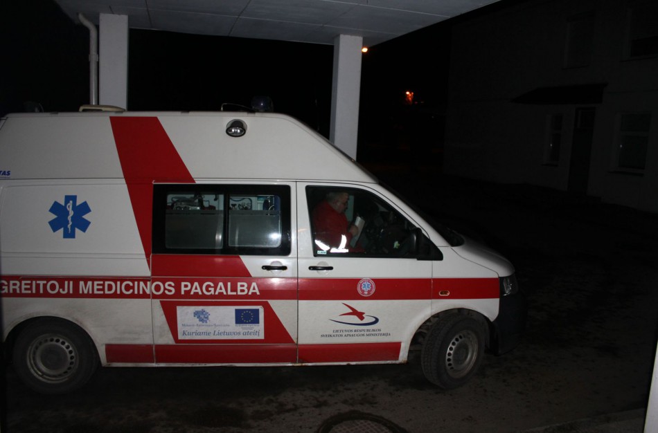 Pranešimas gelbėtojams: Panerių gatvėje penktojo aukšto balkonais lipa vyras