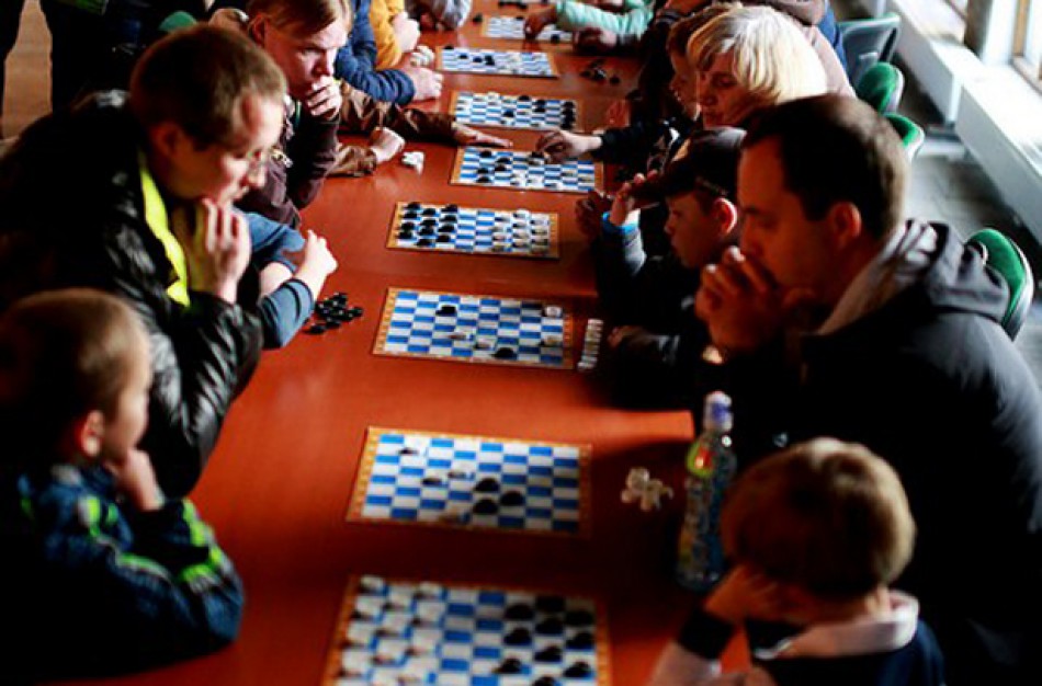 Šeimyniniai pasižaidimai prie šaškių lentų