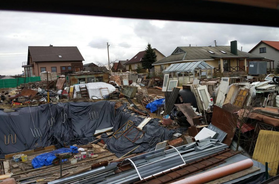 Kapsų gatvės gyventojų kantrybė baigėsi: nevalyvas kaimynas savo sklypą pavertė šiukšlynu