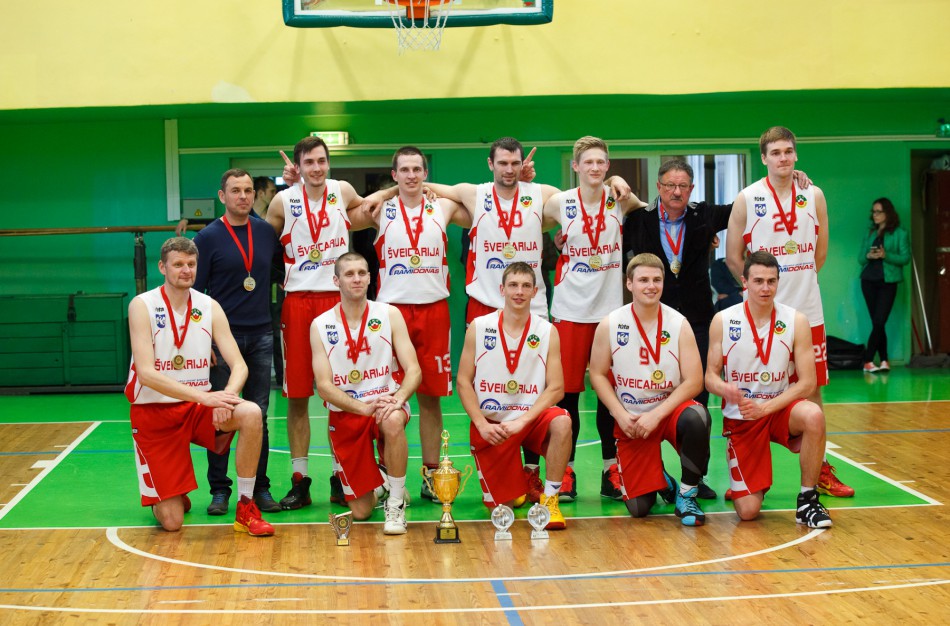 Rajono krepšinio mėgėjai išsidalino taures ir medalius