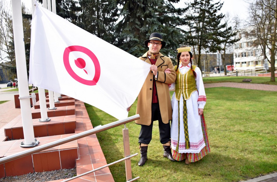 Santarvės aikštėje suplevėsavo Taikos vėliava
