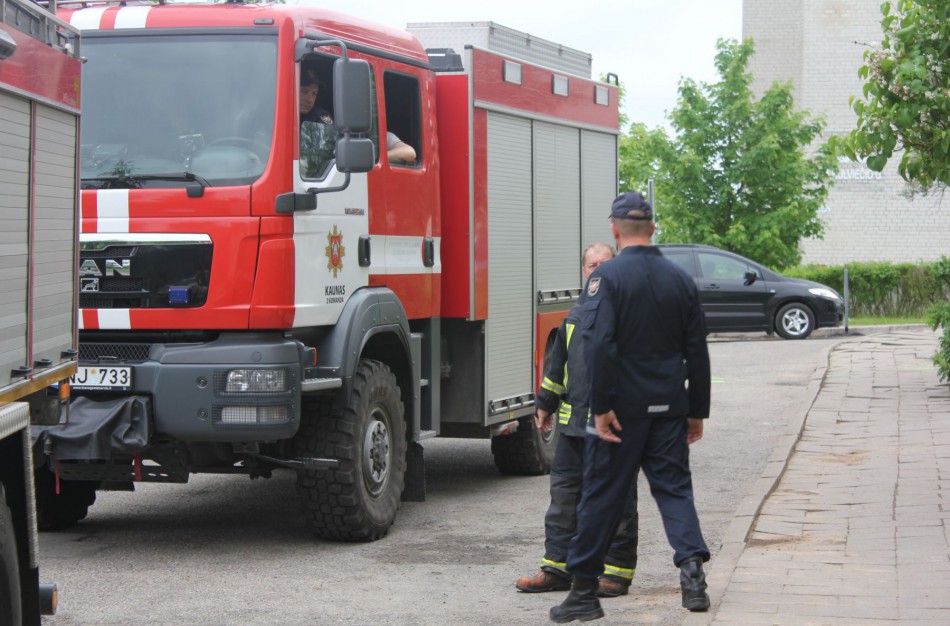Rukloje, kaip įtariama, padegtas automobilis, užsidegė dar dvi šalia stovėjusios transporto priemonės