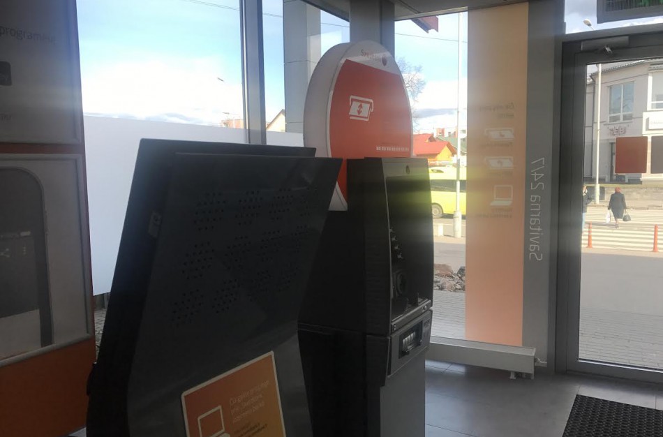 Jonavos SWEDBANK padalinyje – problemos dėl neveikiančių bankomatų