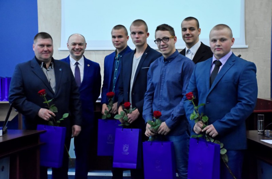 Tarybos posėdžio metu – apdovanojimai regbininkams