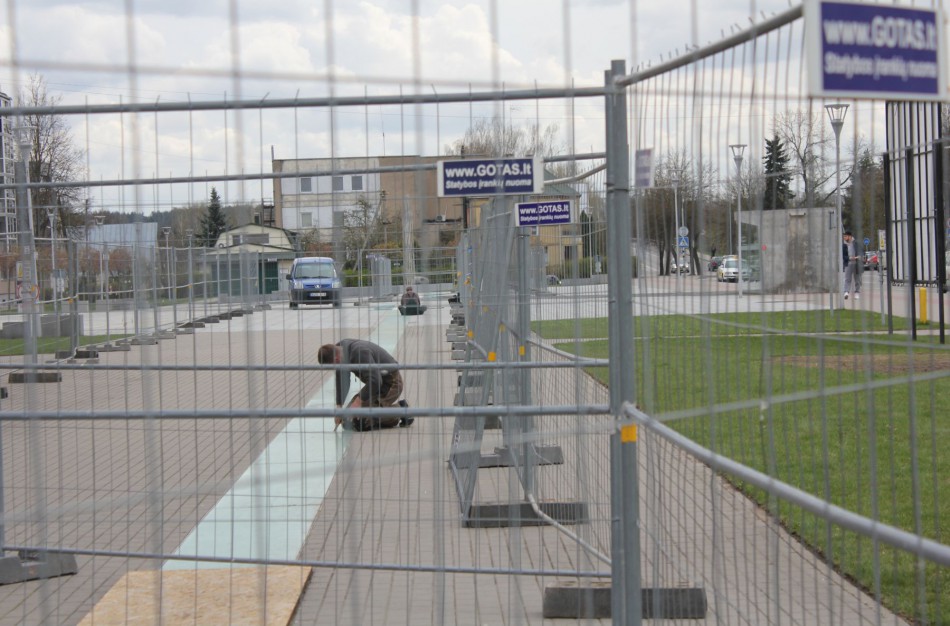 Pradėtas remontuoti Sąjūdžio aikštės šviesos takas