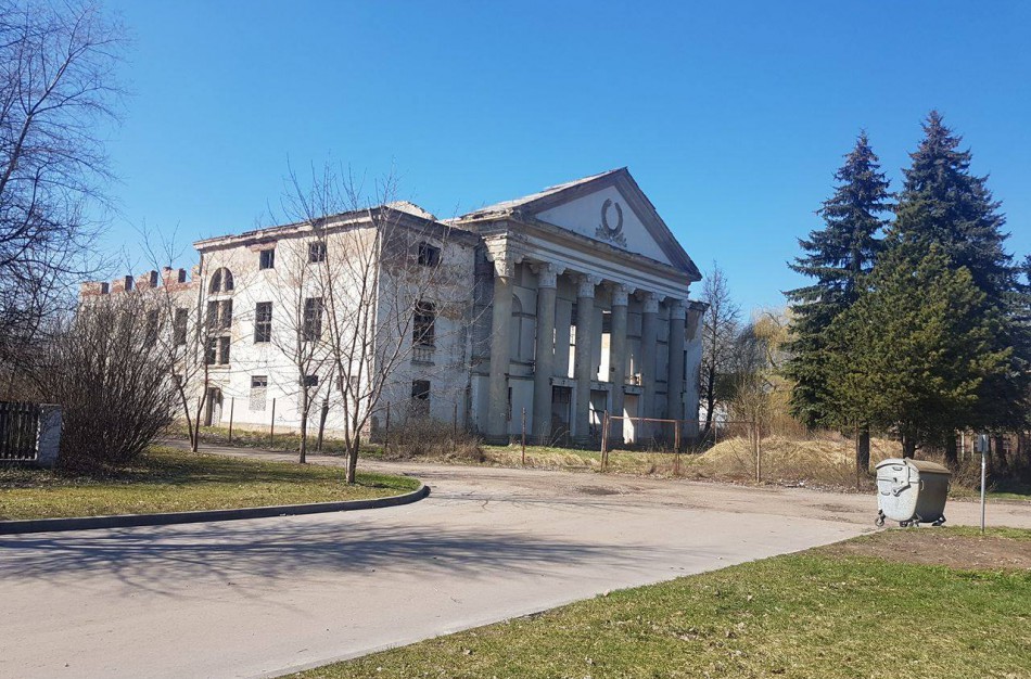 Tarybos posėdyje – klausimai dėl senojo baldų kombinato kultūros namų pastato ir baseino statybos projekto