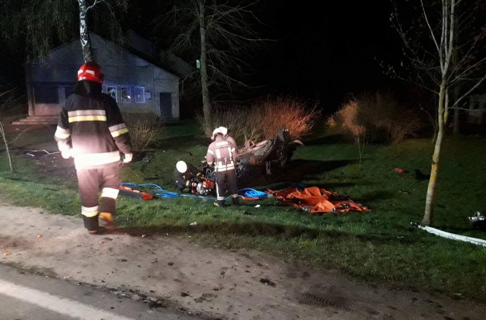 Avarija Bukonyse: prispaustą vairuotoją vadavo ugniagesiai