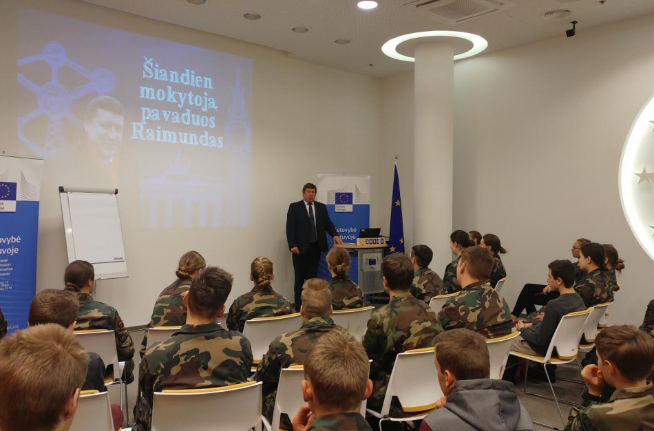 Europos egzaminui Jonavos jaunuosius šaulius ruošė ministras
