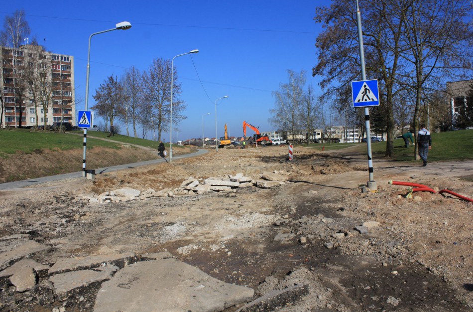 Po daugiabučių kiemus – sunkiasvorė technika