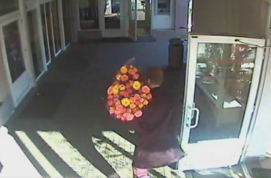 Iš gėlių parduotuvės pavogė 50 rožių puokštę