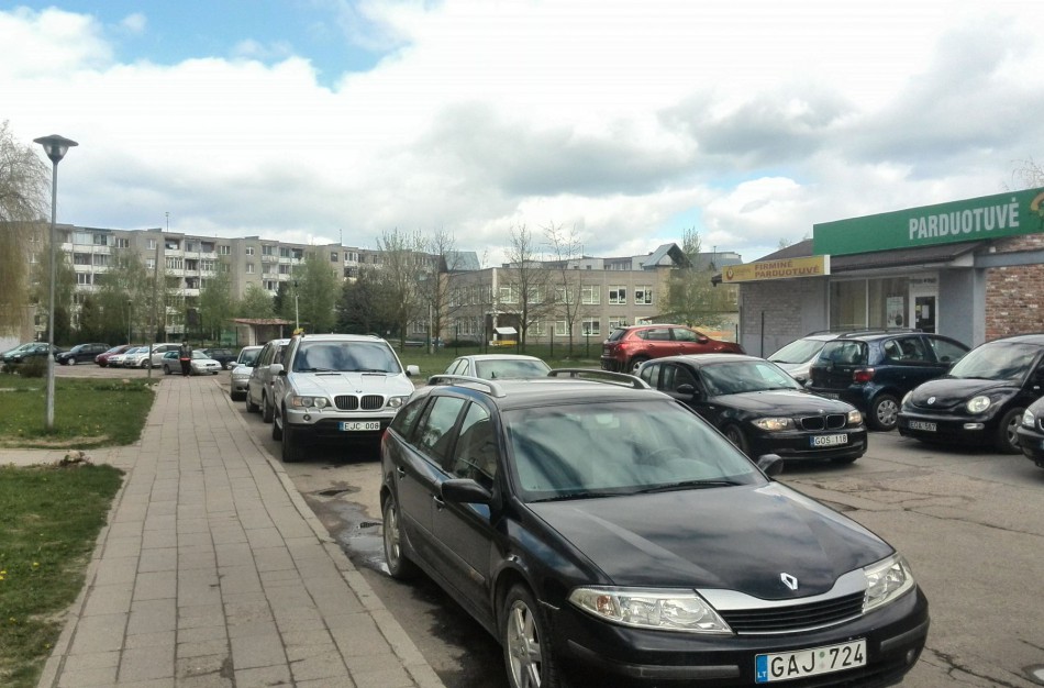 Maždaug po mėnesio bus lopoma A.Kulviečio g.6 ir 8 daugiabučių kiemų kelio danga 