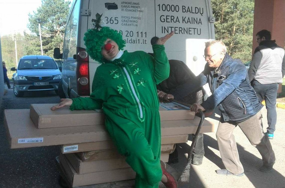 Į ligoninę atvežti pirmieji baldai, skirti naujai vaikų palatai