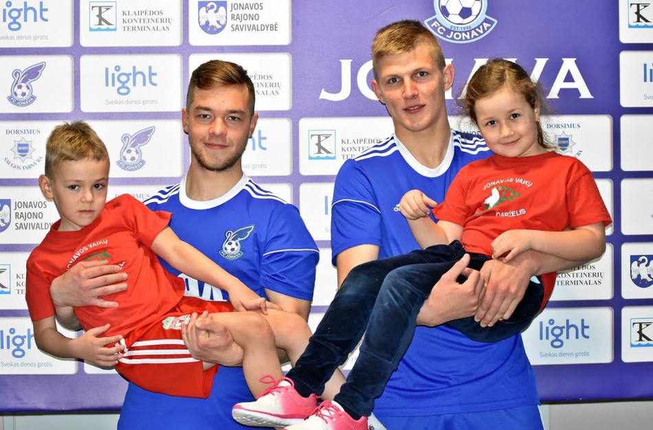 „Jonavos“ žaidėjai atidarė darželinukų futbolo turnyrą