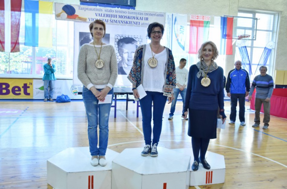 Ant prizininkų pakylos Jonavos stalo tenisininkės