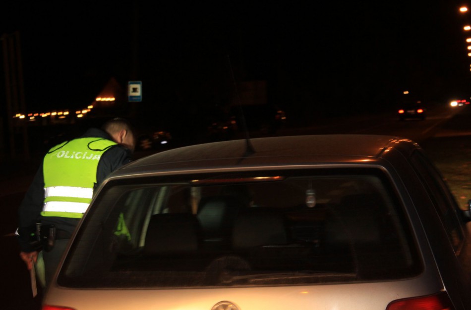 Po išgertuvių miške – prie automobilio vairo