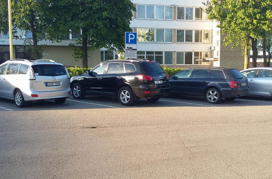 Prie „Achemos“ poliklinikos pacientų automobiliams skirtos vietos – užimtos