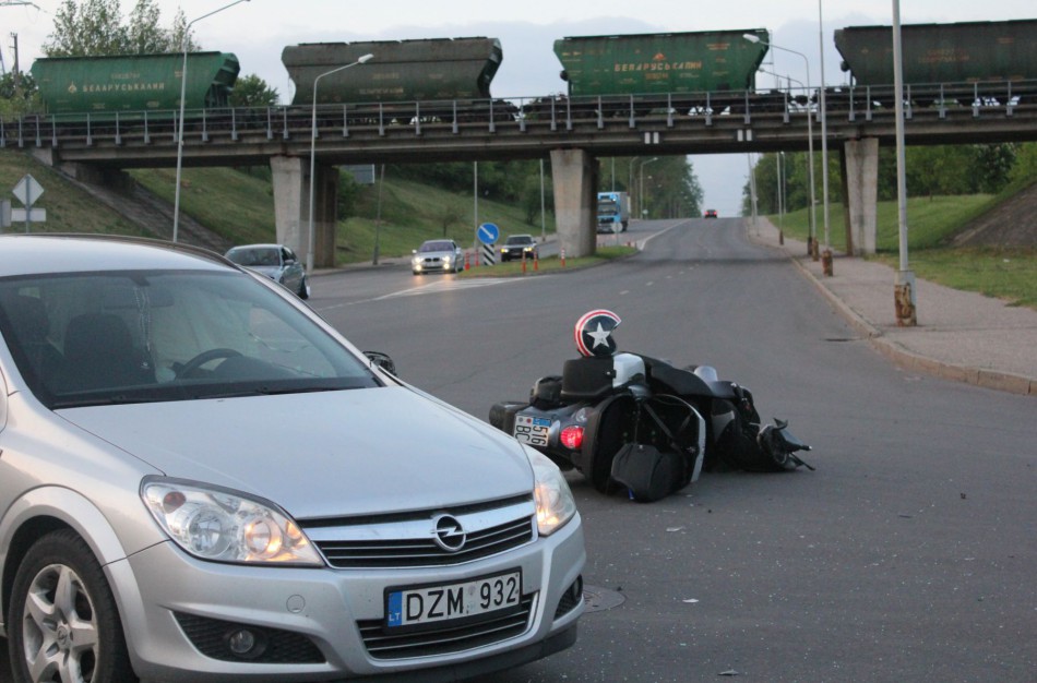 Likimo valiai palikęs sužalotą motociklininką, vairuotojas iš įvykio vietos paspruko