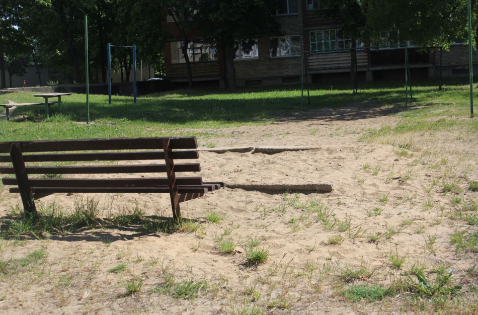 Neliks vaikų žaidimams skirtų smėlio dėžių
