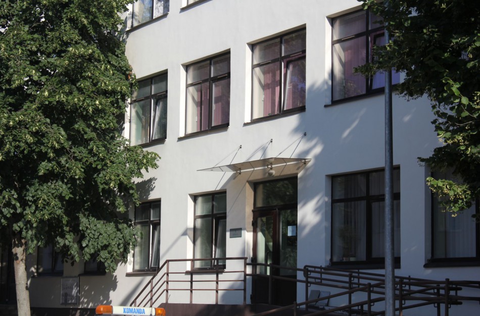 Įžūlus apiplėšimas – prie namo laiptinės atėmė lagaminą su juvelyriniais dirbiniais