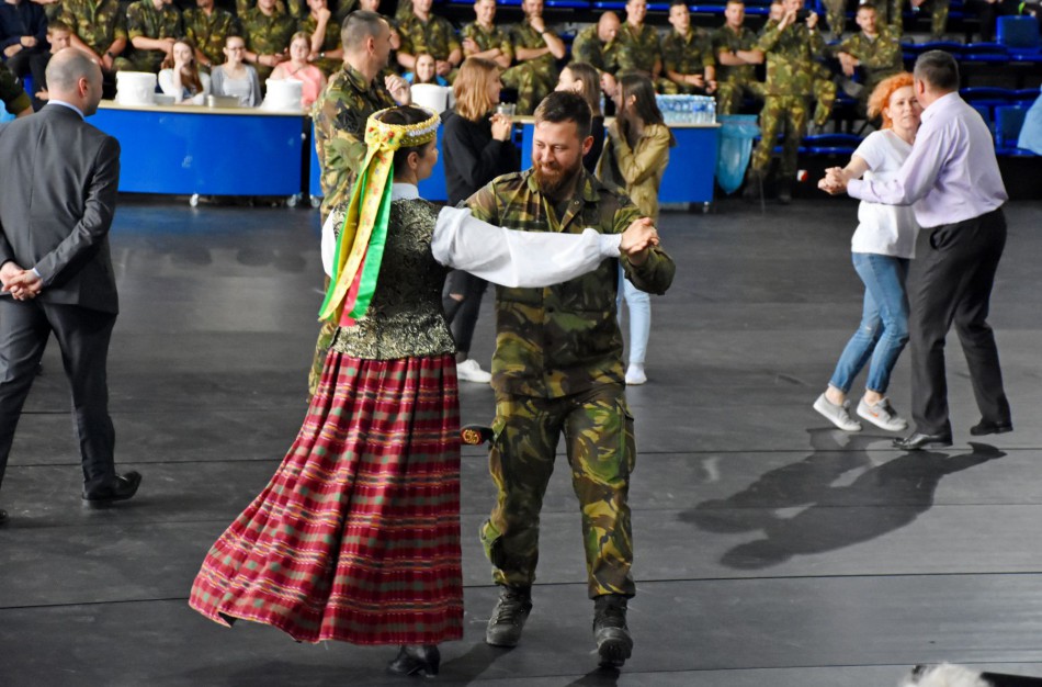 NATO karių socialinės akcijos pabaigtuvėse – lietuvių liaudies šokiai ir žaidimai