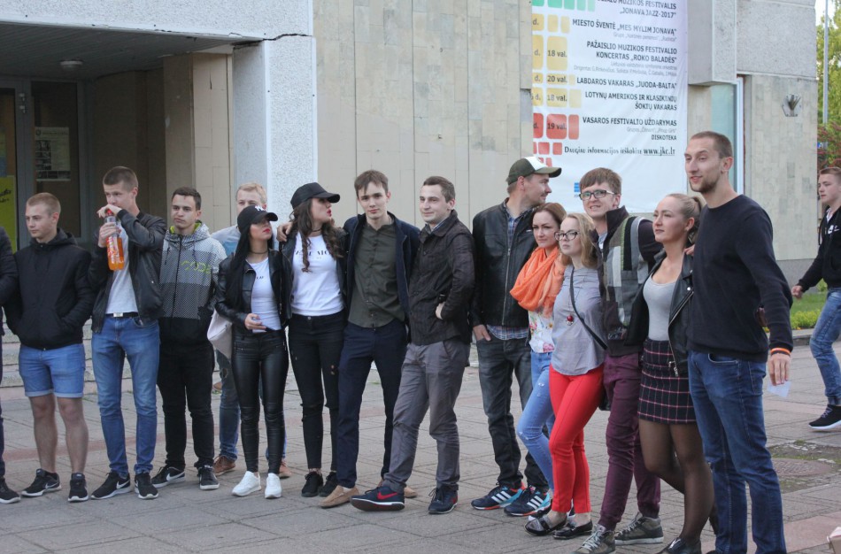 Jonaviečiai apsikabino „Taikos glėbyje“