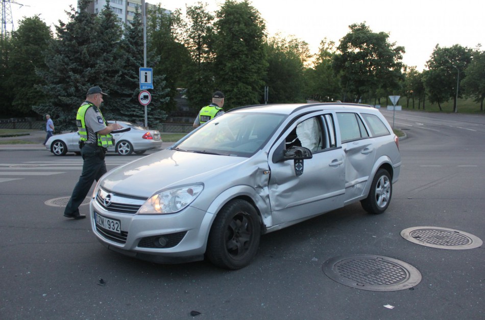 Į policiją po sukelto eismo įvykio atėjęs vyras tvirtino, jog vairavo ne jis