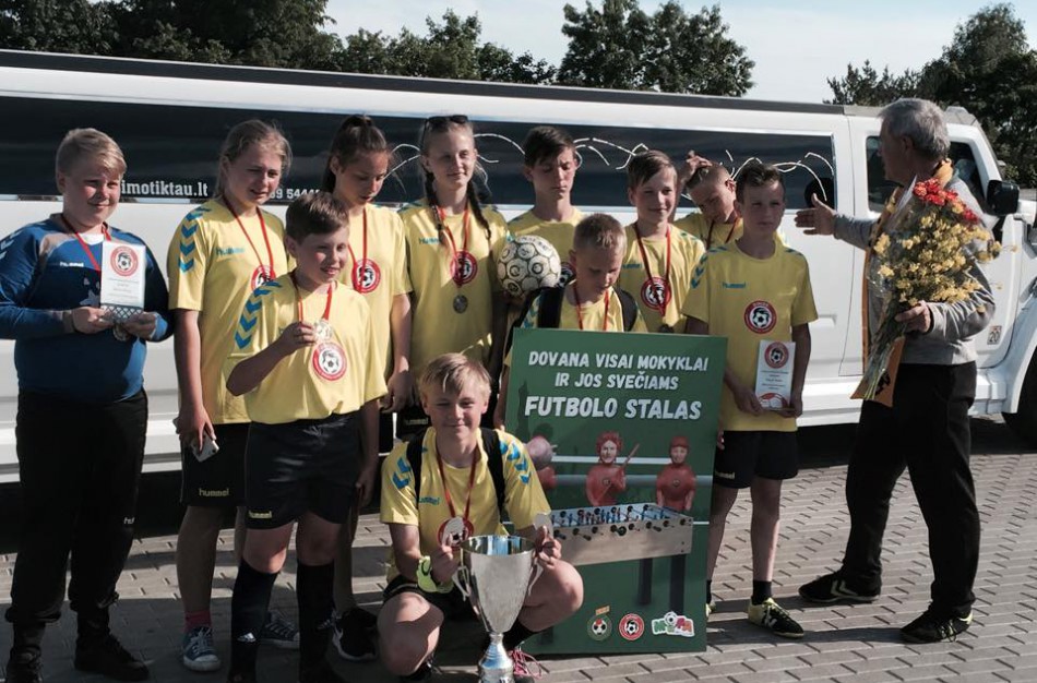 Jonavos "Neries" pagrindinės mokyklos jaunieji futbolininkai tapo Lietuvos mokyklų futbolo žaidynių „Golas 2017“ čempionais