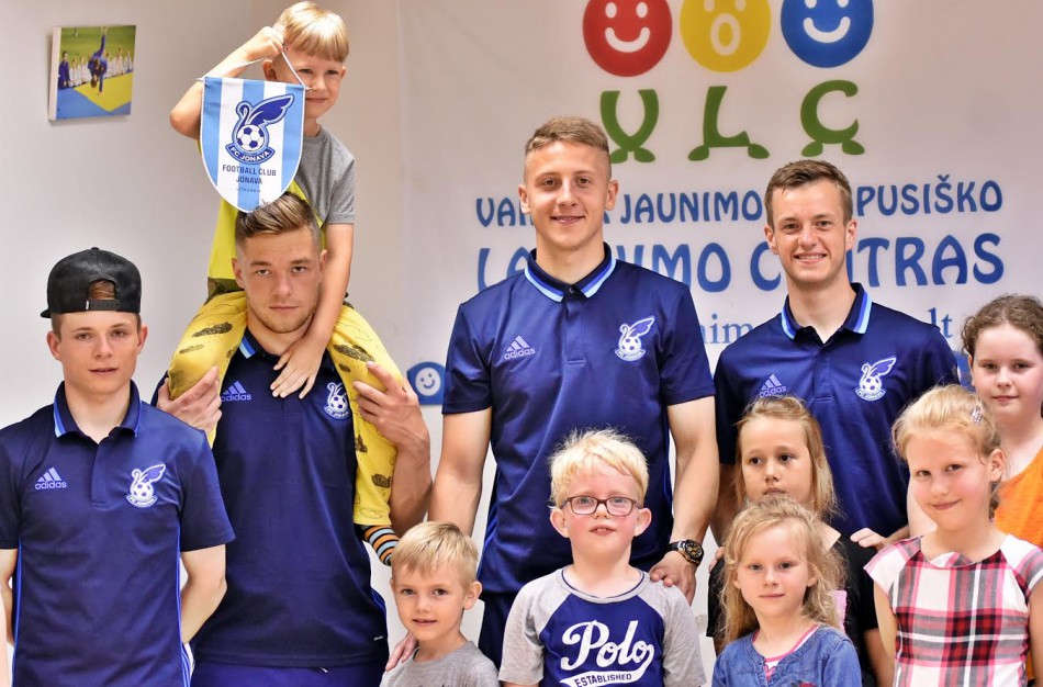 „Jonavos“ futbolininkai vaikus skatino vasarą praleisti aktyviai