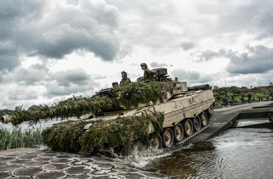 Jonavos rajono gyventojams - neįprastas reginys: per Nerį buvo perkeliama karinė technika 