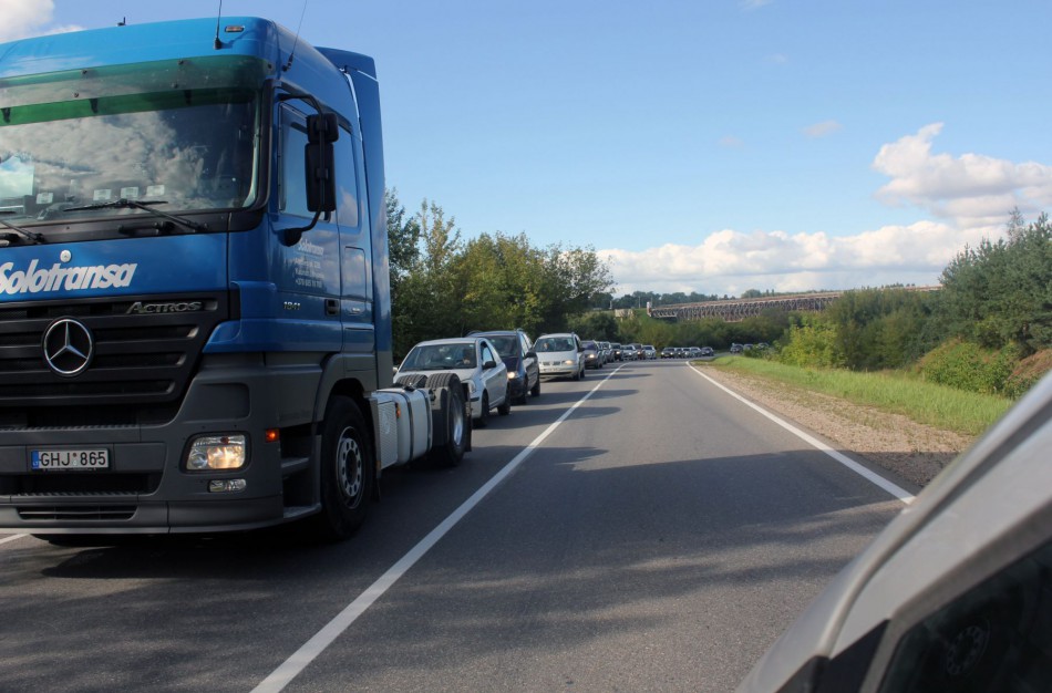 Policijos pareigūnai prašo spręsti problemą dėl didelių automobilių spūsčių